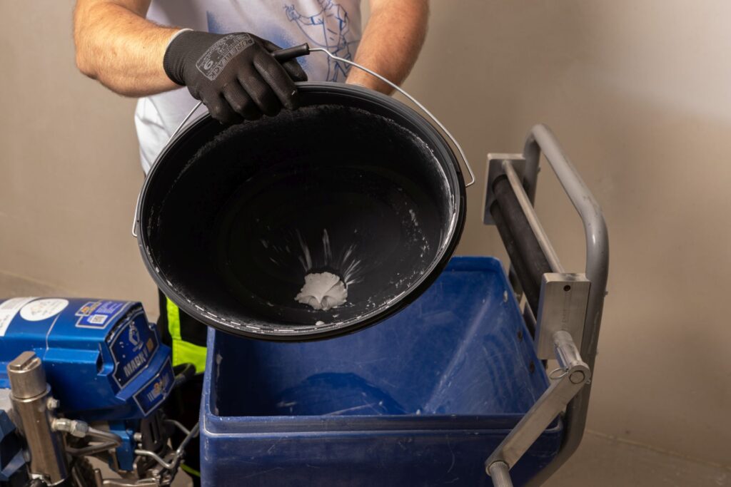 Masa szpachlowa Rigips Airless, efekt plopp, fot. Rigips