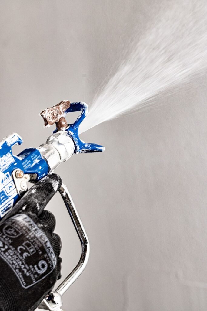 Natrysk masy szpachlowej Rigips Airless, fot. Rigips