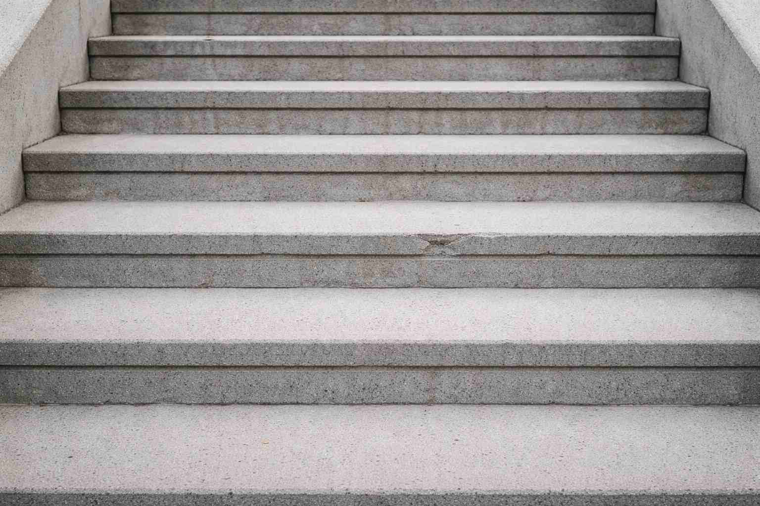 Co zrobić z kruszącym się betonem na schodach zewnętrznych?