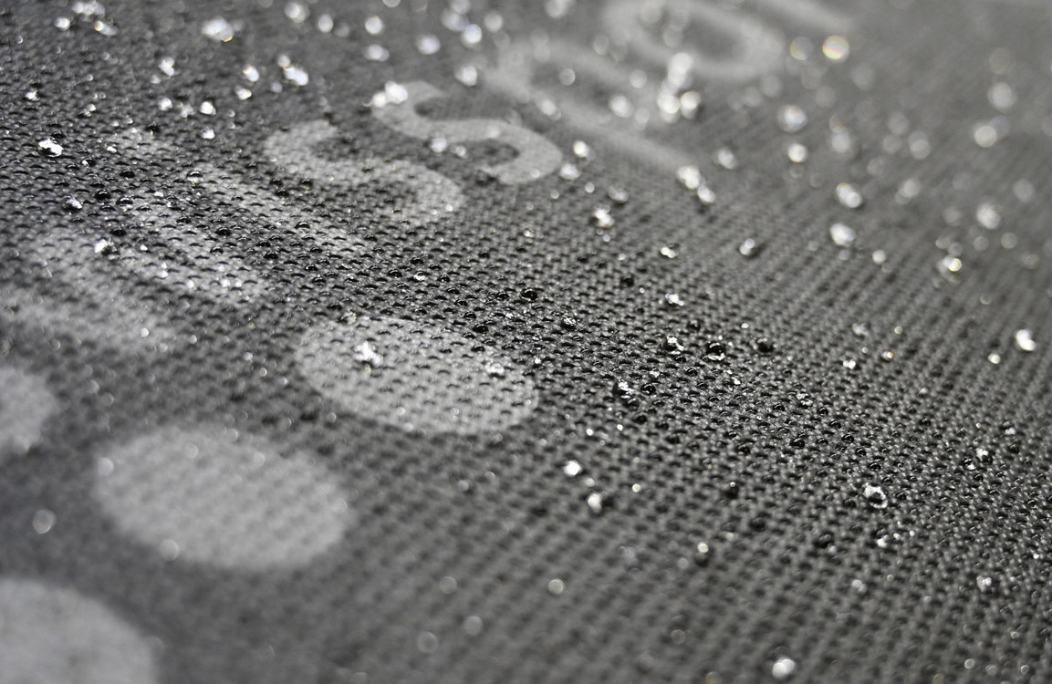 Membrany BLACK stosowane jako warstwa wstępnego krycia na dachach skośnych oraz elewacjach, skutecznie chronią konstrukcję