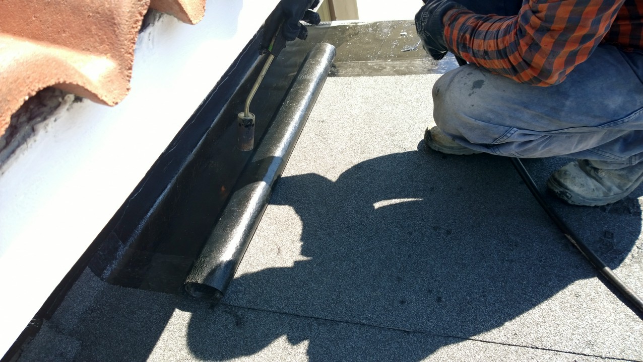 Jak przeprowadzić skuteczne badanie szczelności dachu w dużych inwestycjach