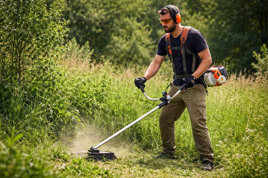 Jaka wykaszarka do wysokiej trawy, chwastów i zarośli? Sprzęt, który naprawdę ma znaczenie