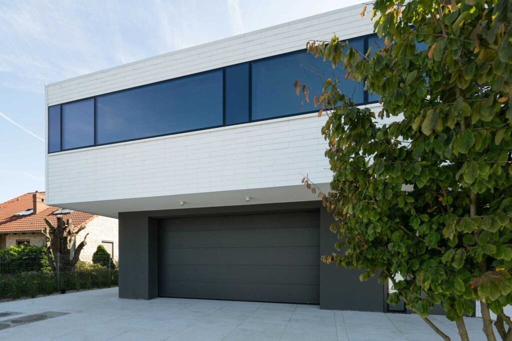 WISNIOWSKI-brama garazowa na dlugie lata-jaka brame wybrac, fot. Wiśniowski