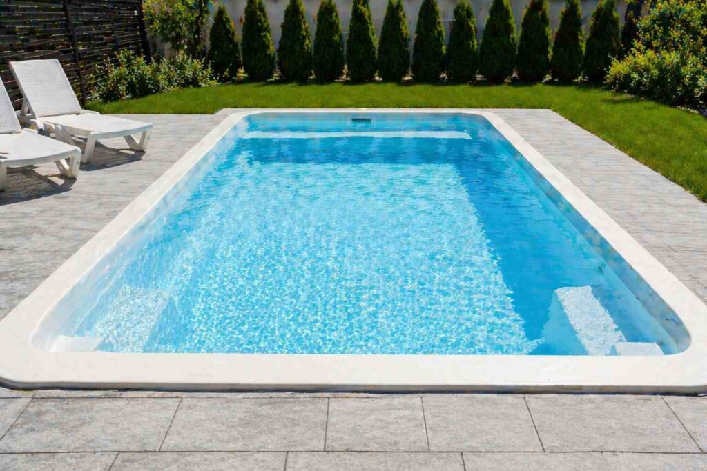 Basen poliestrowy skraca budowę na działce