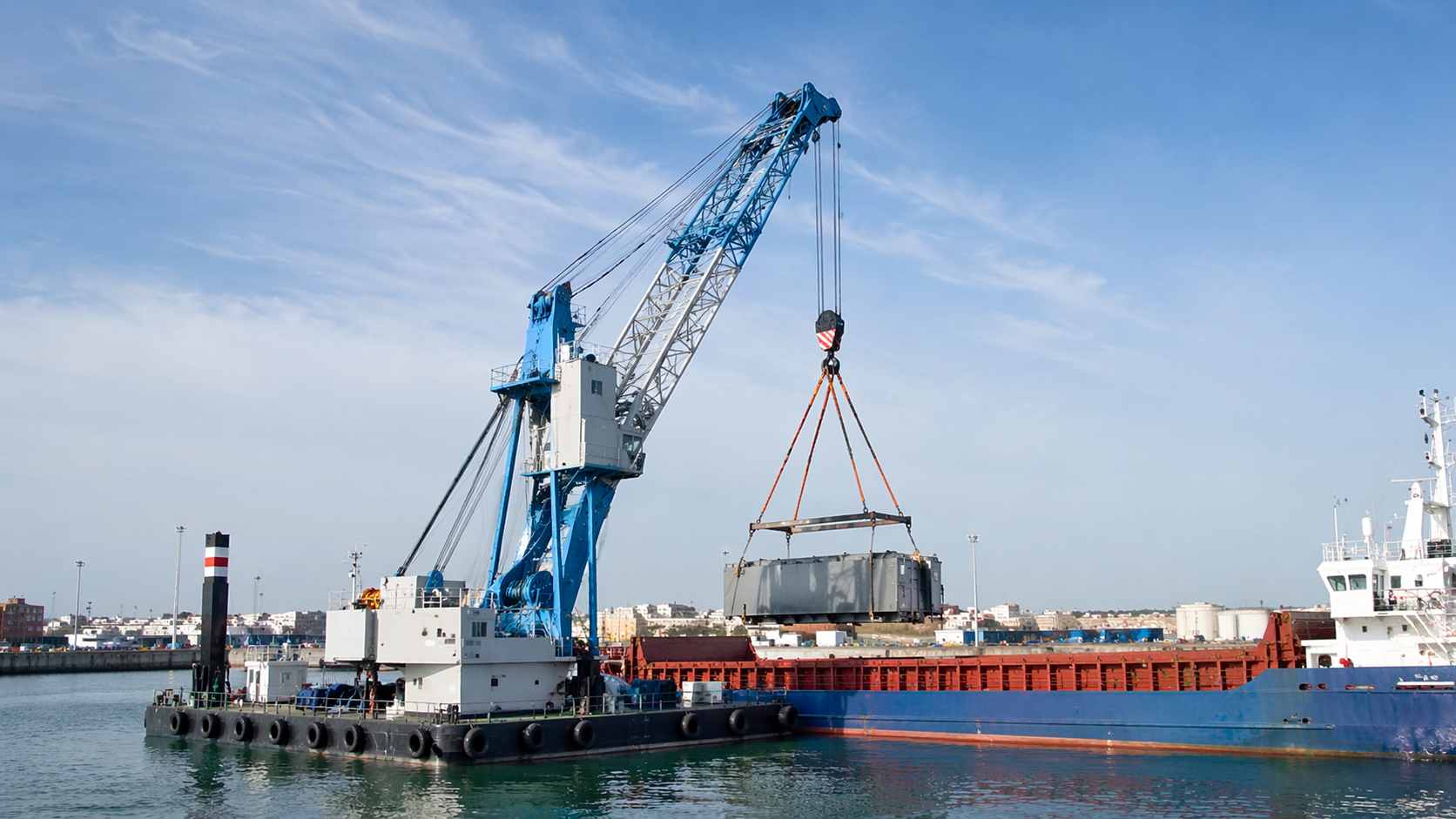 Jak działa dźwig pływający w porcie i stoczni?