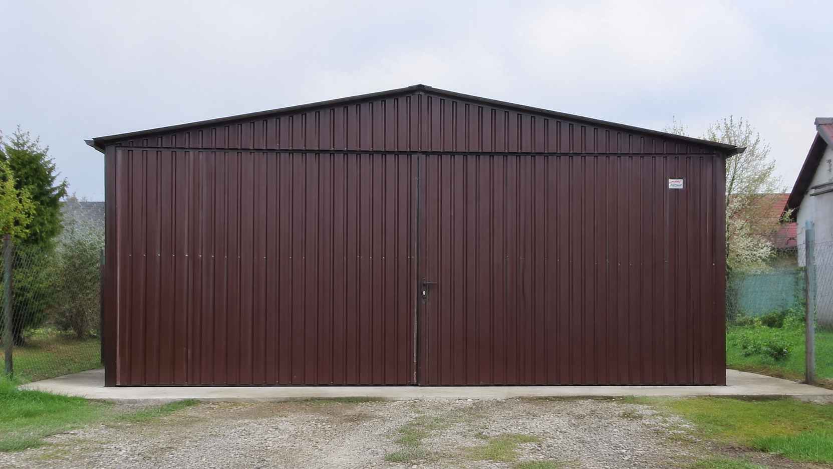 Garaż blaszany ocynkowany czy akrylowy – co wybrać?
