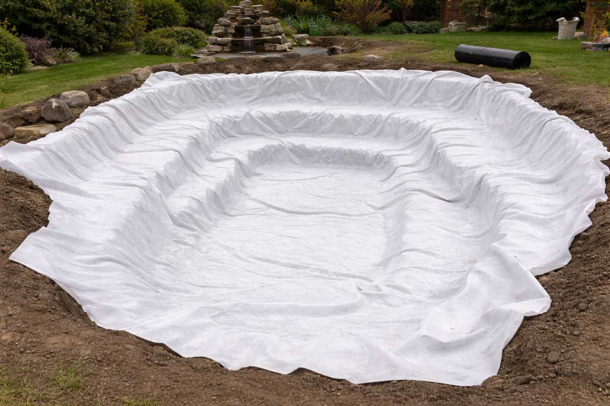 Geowłóknina pod oczko wodne – czy naprawdę jest konieczna?