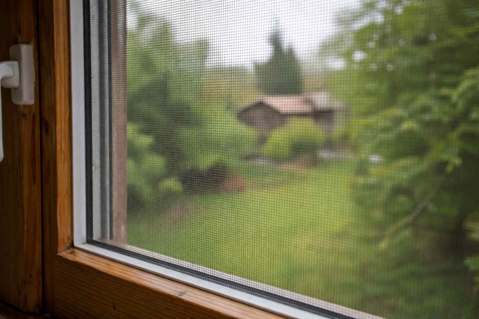 Moskitiera ramkowa czy rolowana – co lepiej sprawdzi się w mieszkaniu?