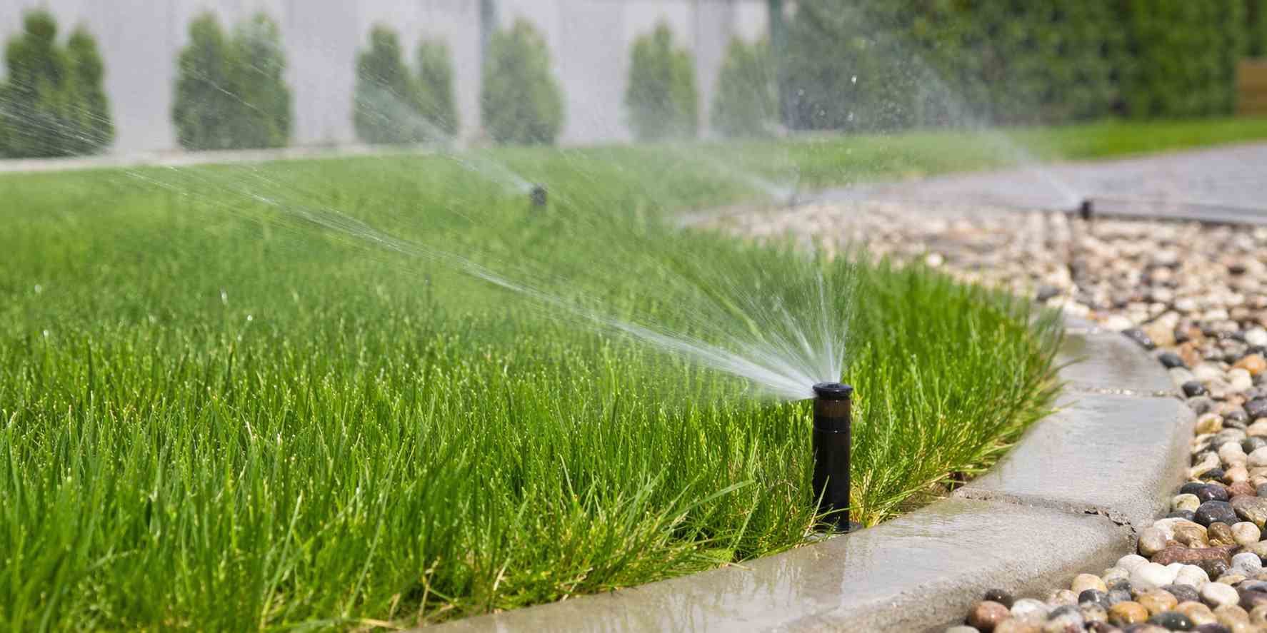 Najlepsze systemy automatycznego nawadniania do trawnika – wygoda, oszczędność i zielony efekt