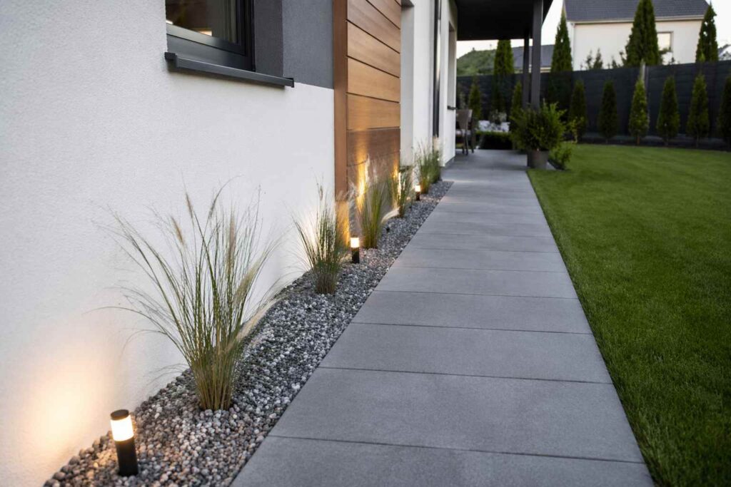 Opaska wokół domu -Opaska z dużych płyt – nowoczesna i elegancka