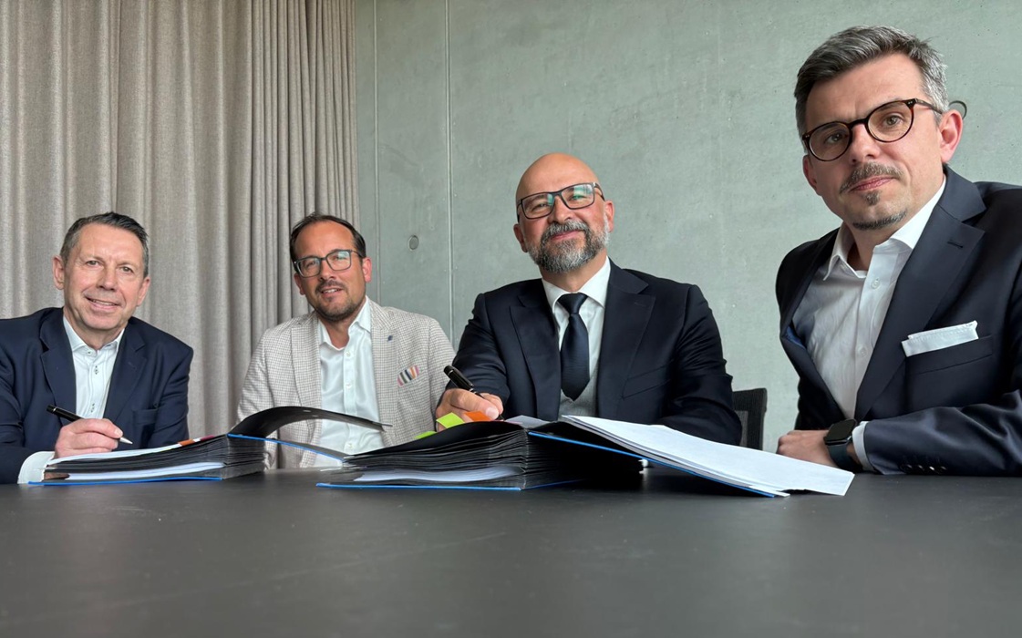 Od lewej: Łukasz Lenczewski (Managing Director w ADC), Jörg Wohlfarth (Partner w Drees & Sommer), Ulrike Giß (M&A Lead w Drees & Sommer), Dimitrios Niros (Senior Team Lead w Drees & Sommer), Steffen Szeidl (Chief Executive Officer i Partner w Drees & Sommer), Bogusław Paciorek (Managing Director w ADC) © - ADC/ Drees & Sommer