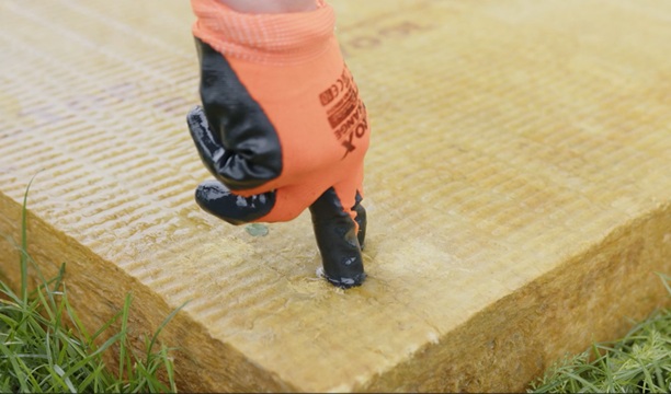 Fot. PSPS. Materiały włókniste, takie jak wełna mineralna, są zabezpieczane przed wilgocią przez powierzchniową hydrofobizację włókien.