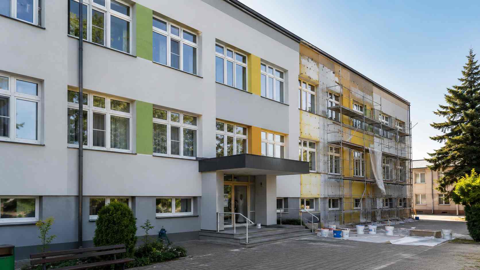 Ruszają letnie remonty szkół. Setki milionów na odświeżenie ścian czy prawdziwą modernizację?
