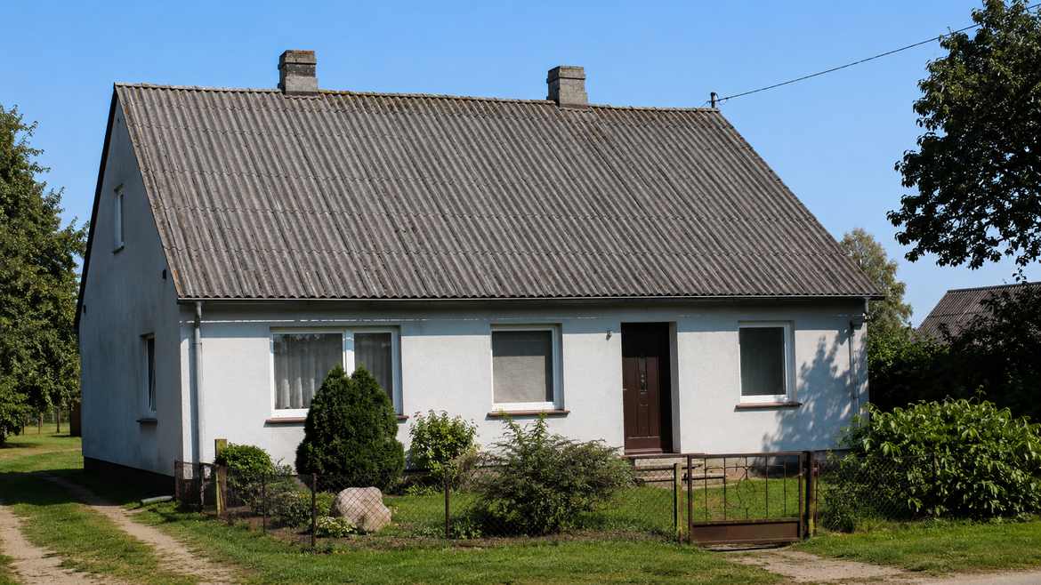 Dlaczego na tylu starych domach jest eternit? Historia materiału, który kiedyś wydawał się idealny