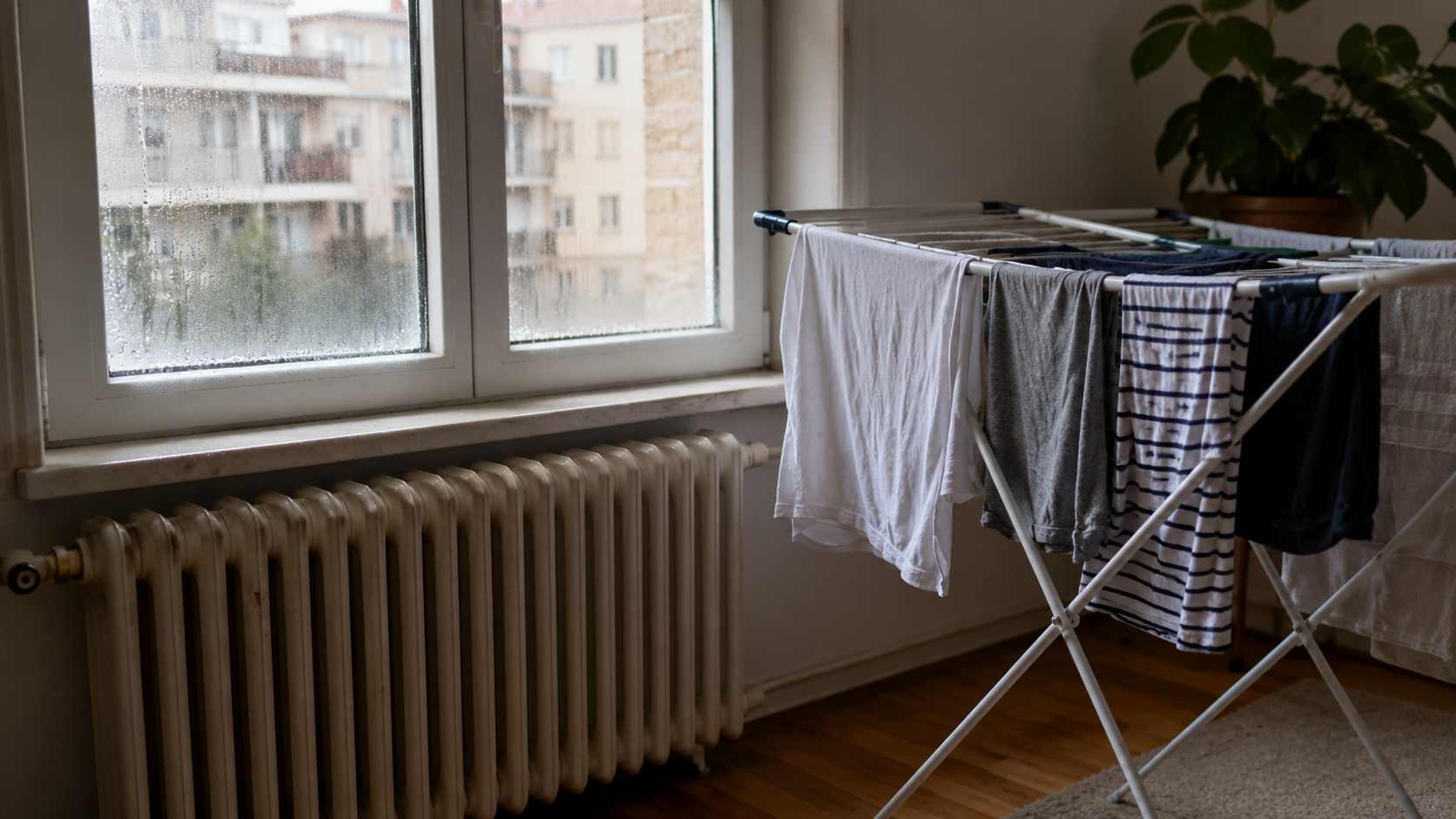 Pranie schnie, a szyby są mokre. Jak pogodzić grzejnik żeberkowy z wentylacją?