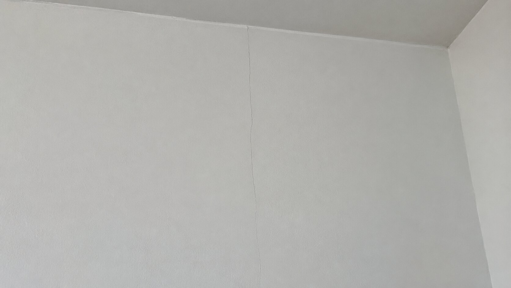 Pęknięcie wraca zimą. Co naprawdę dzieje się na styku płyt g-k?