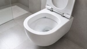Spłukiwanie wirowe w toalecie. Co zmienia okrężny ruch wody?